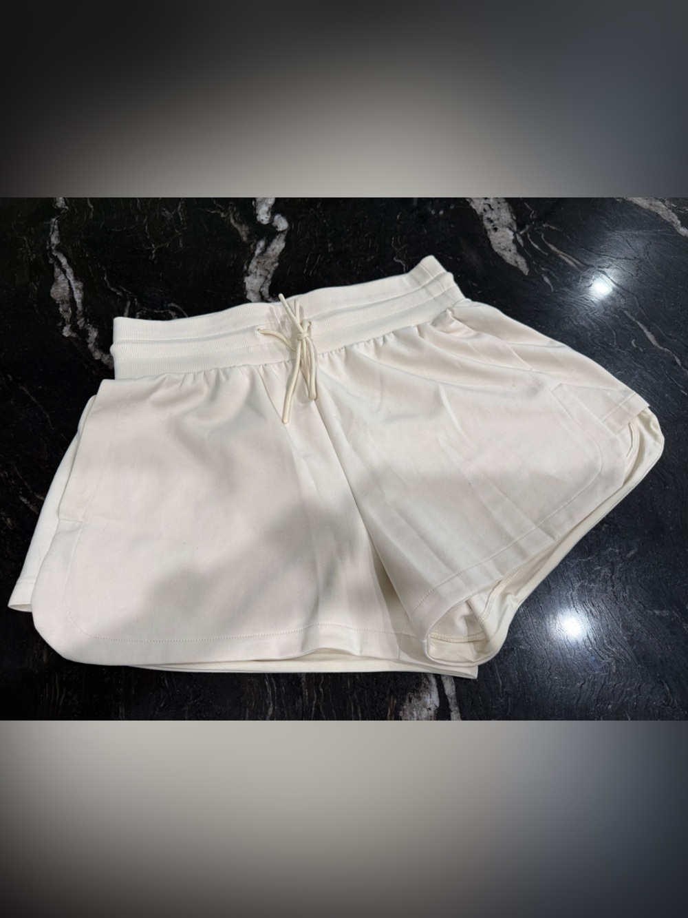 Old Navy Extra High-Waisted Dynamic Fleece Shorts M - Magnolia Cream